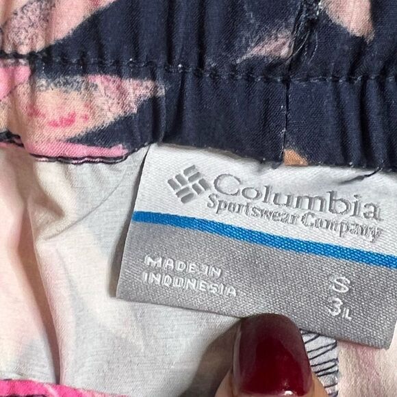 Columbia | NWT Omni Shield Shorts Navy with Floral - Picture 4 of 5